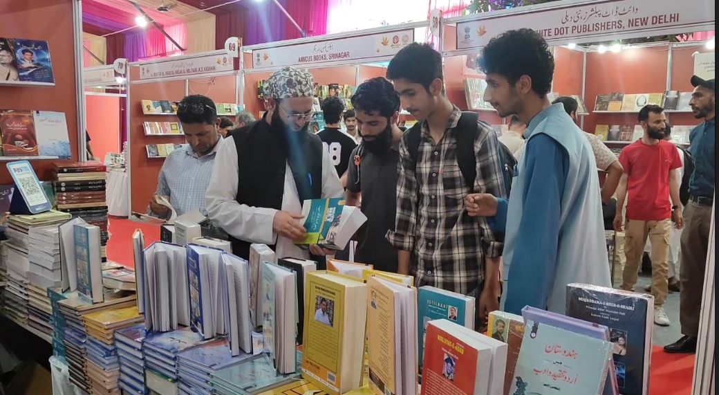 ایس کے آئی سی سی سرینگر  میں جاری چنار بُک فیسٹیول میں موجود طلبا و نوجوان