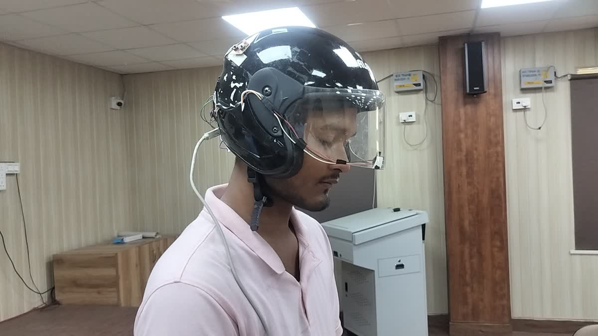 ஸ்மார்ட் ஹெட்மெட்டுடன் ரோஹித் ராஜ்