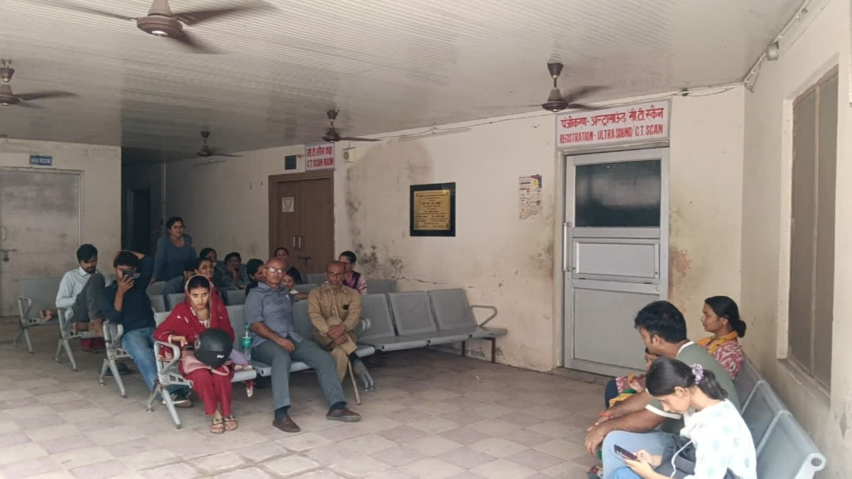 उपचार के लिए अस्पताल पहुंचे मरीज