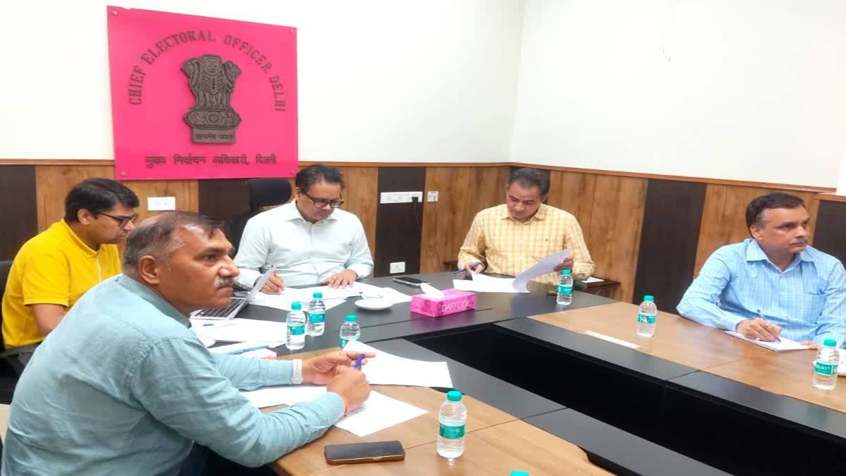दिल्ली में SIR को लेकर निर्वाचन अधिकारियों की बैठक