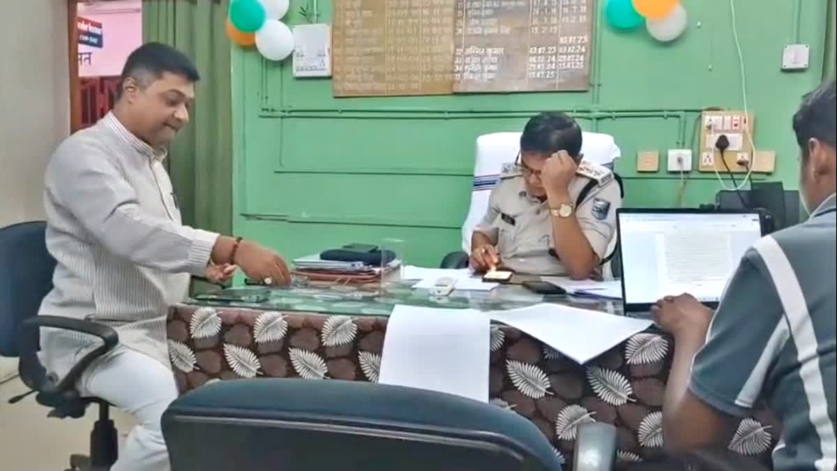 congress leader car theft vaishali