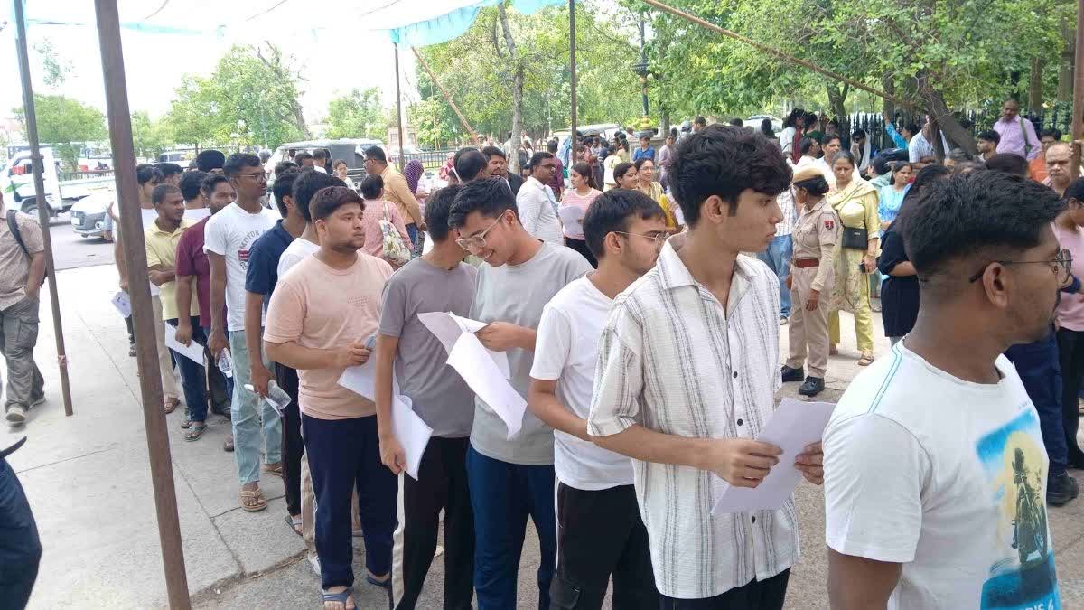 परीक्षा देने के लिए कतार में लगे हुए विद्यार्थी