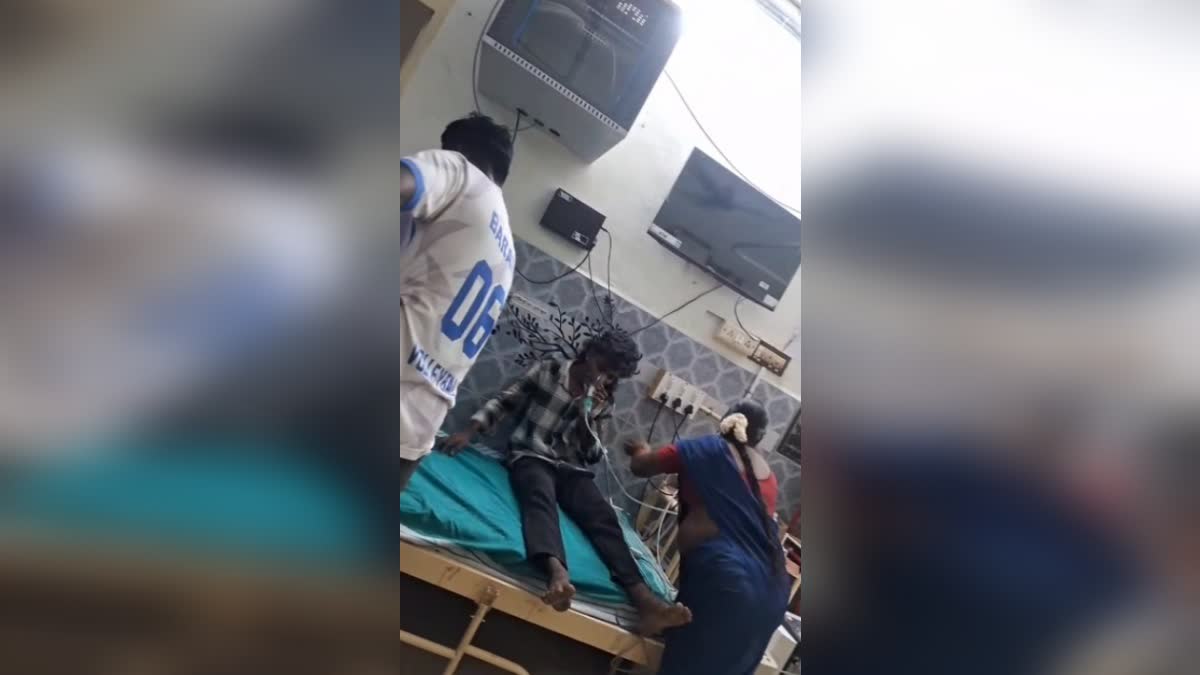 நோயாளிக்கு சிகிச்சை அளிக்கும் தூய்மை பணியாளர்