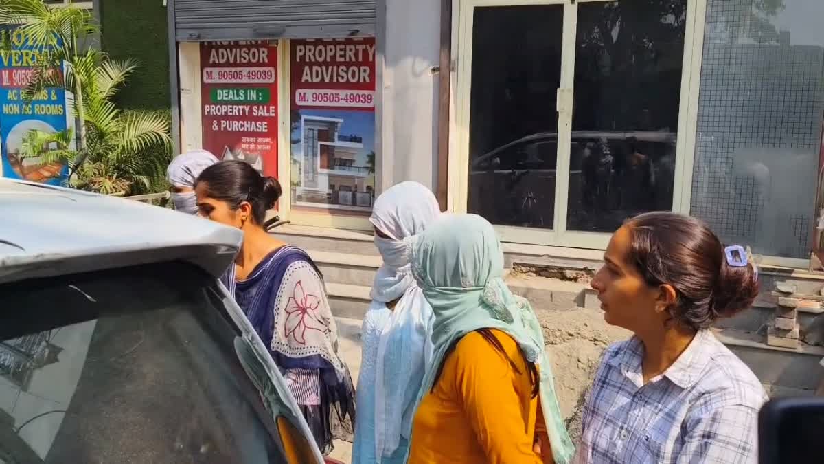Police raid hotel on Kurukshetra Kirmach Road 10 arrested including 6 young women and 4 young men