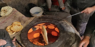 میں نے مٹی کا بنایا اپنا تندور دہلی ہی کیا، آسٹریلیا بھی بھیجا ہے Noor Muhammad Sheikh is preparing clay to make traditional Kashmiri tandoors sold not only in Delhi but also abroad