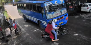 BUS ACCIDENT  KASARAGOD BUS DRIVET NIJESH  PRIVATE BUS ACCIDENT  PRIVATE BUS KASARGOD VIRAL VIDEO