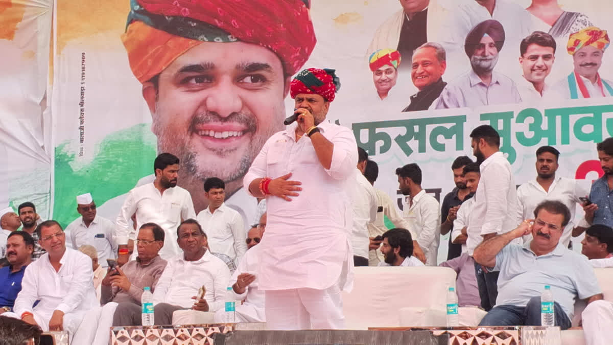 'फसल मुआवजा जन अधिकार' आंदोलन: कांग्रेस ने की किसानों को मुआवजा देने की मांग Dheeraj Gurjar addressing a public meeting