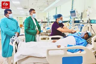 पंडित छन्नूलाल मिश्र की देखरेख करते चिकित्सक.