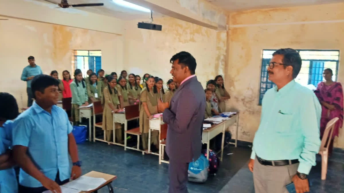ETV Bharat Impact: Judge Visits Karnataka School After HC Order; Directs Education Officer To Resolve Toilet Problem ETV Bharat Impact: Judge Visits Davanagere School After HC Order; Directs Education Officer To Resolve Toilet Problem