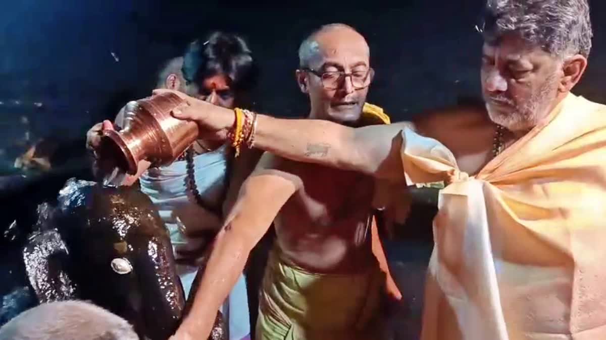 KARWAR  UTTARAKANNADA  ದೇವಾಲಯಗಳಿಗೆ ಡಿಸಿಎಂ ಡಿಕೆಶಿ ಭೇಟಿ  ಡಿಕೆ ಶಿವಕುಮಾರ್ ಪೂಜೆ