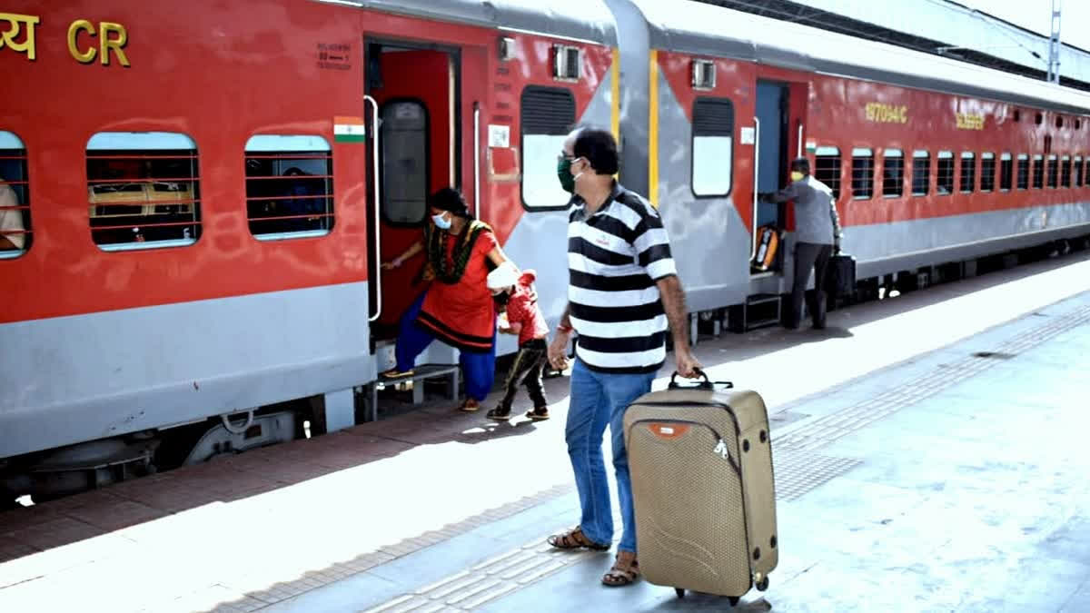 Passengers In Dilemma To Travel, Fog Leads To Train Delay Passengers In Dilemma To Travel, Fog Leads To Train Delay