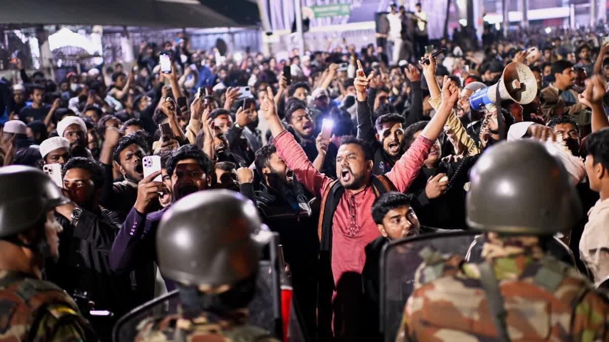 போர்க்களமாக மாறிய வங்கதேசம்: இளைஞர் தலைவர் படுகொலையை கண்டித்து மிகப்பெரிய வன்முறை