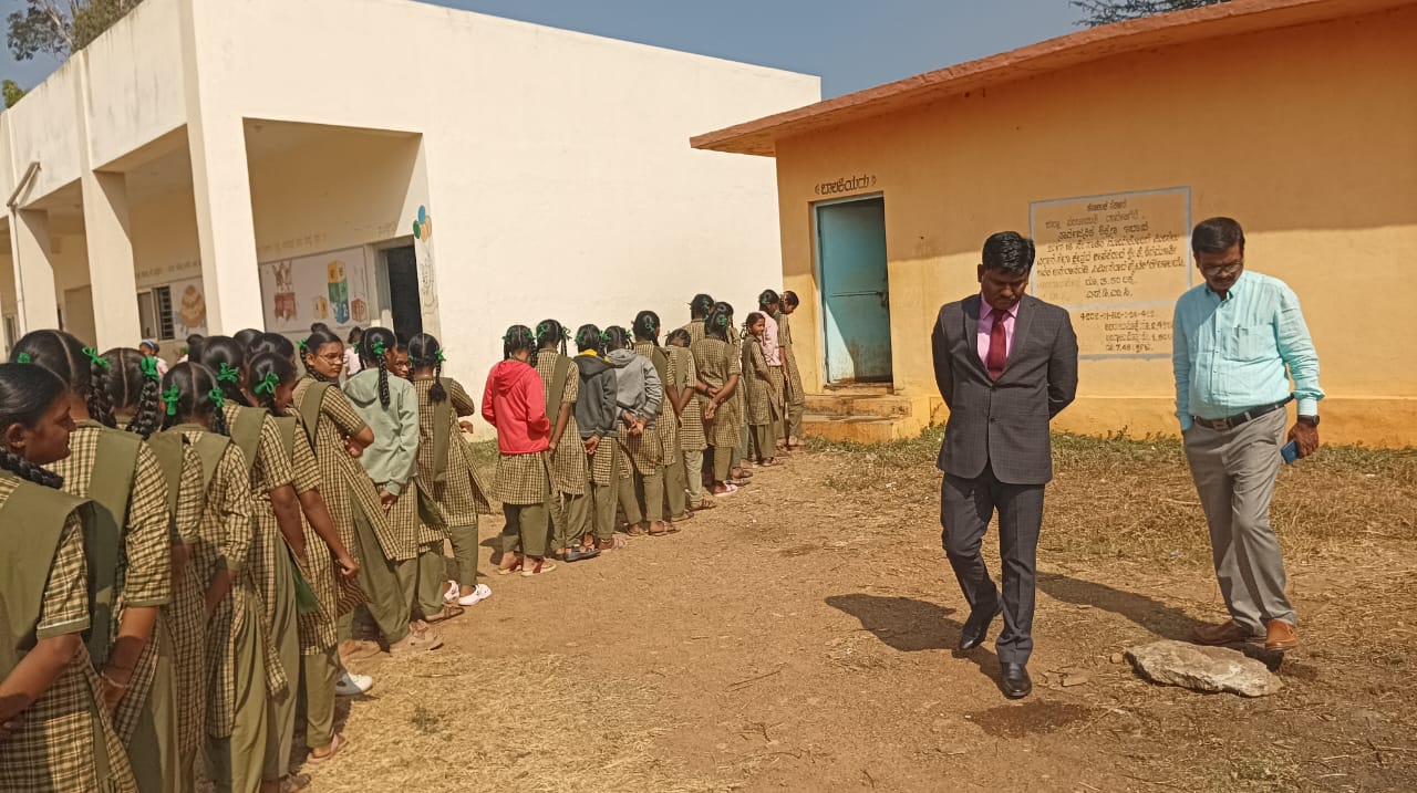 ETV Bharat Impact: Judge Visits Davanagere School After HC Order; Directs Education Officer To Resolve Toilet Problem
