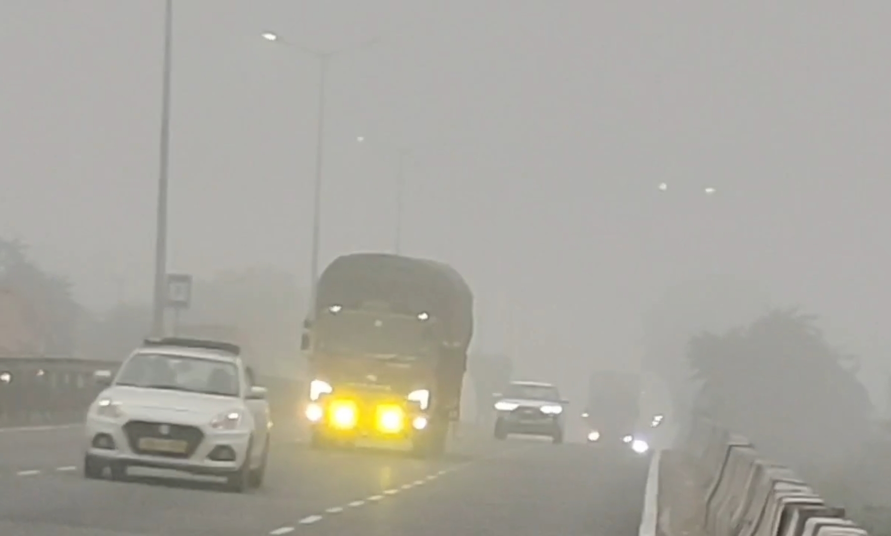 सड़कों पर रेंगते नजर आए वाहन