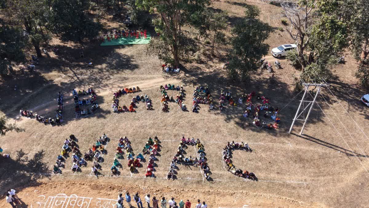 VB G RAM G: मोहला मानपुर अंबागढ़ चौकी की ग्राम पंचायत करमरी में वीबी जी राम  जी मानव श्रृंखला