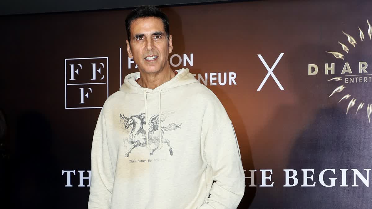akshay kumar car accident actor's Escort vehicle Crashes With Auto Rickshaw
