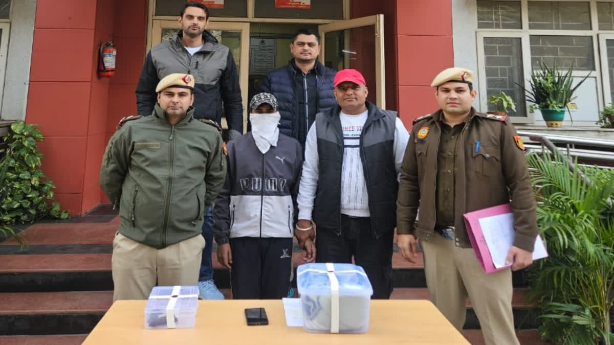 ट्यूटर पर रची गई चाकूबाजी की साजिश