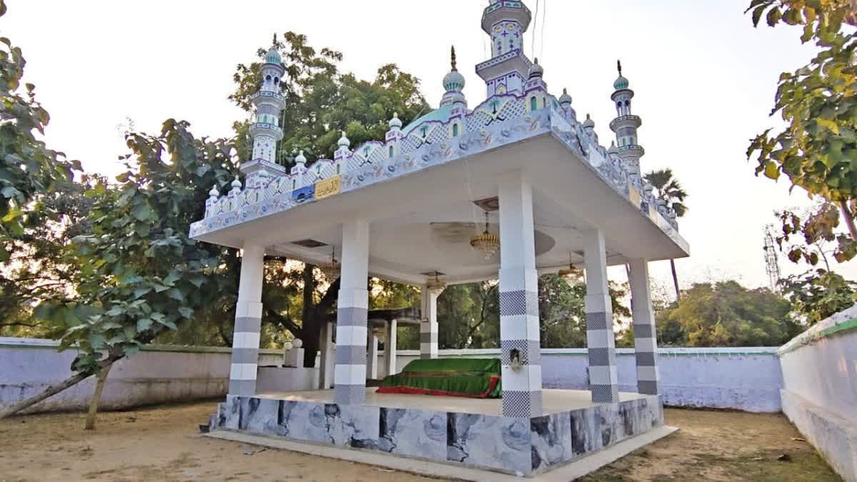 Songs Of Dashrath And Ram Are Sung In Muslim Weddings Of Piru And Bantara Villages Of Bihar Apart from the songs, women wear vermillion, ploughs are driven into the wedding Madwa and turmeric is applied as a customary ritual during the weddings.