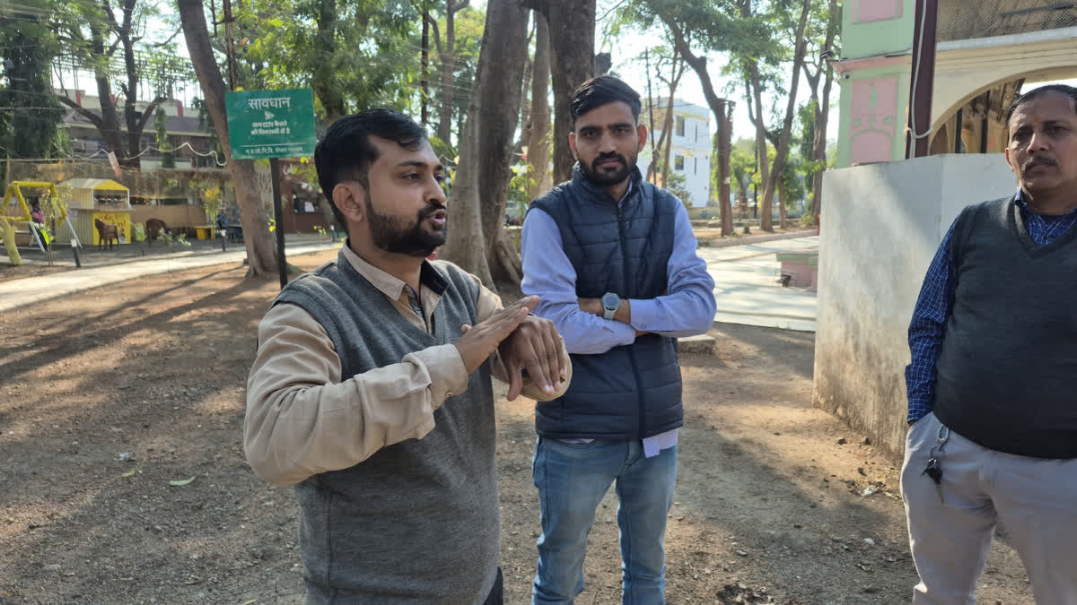 Deaf Brothers From Ratlam Cannot Hear Or Speak, But Their Success Speaks Volumes The two brothers, Jitendra and Raghuvir.