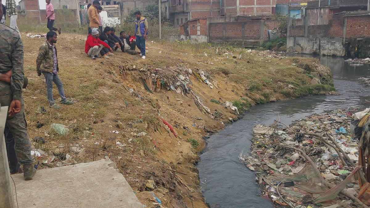 child died after falling into drain in Ranchi