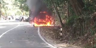 திடீரென தீப்பிடித்து எரிந்த சுற்றுலா வேன்