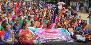 மறியலில் ஈடுபட்ட சத்துணவு ஊழியர்களை கைது செய்த போலீசார்