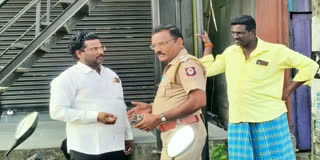 கஞ்சா செடி வளர்ந்திருந்த பகுதியில் போலீசார் விசாரித்த காட்சி