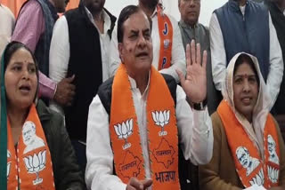 Former MP Sukhveer Singh Jaunpuria speaking to the media.