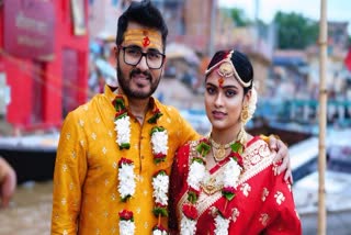 did-actor-bjp-leader-hiran-chatterjee-get-married-with-ritika-giri-in-varanasi-see-pictures