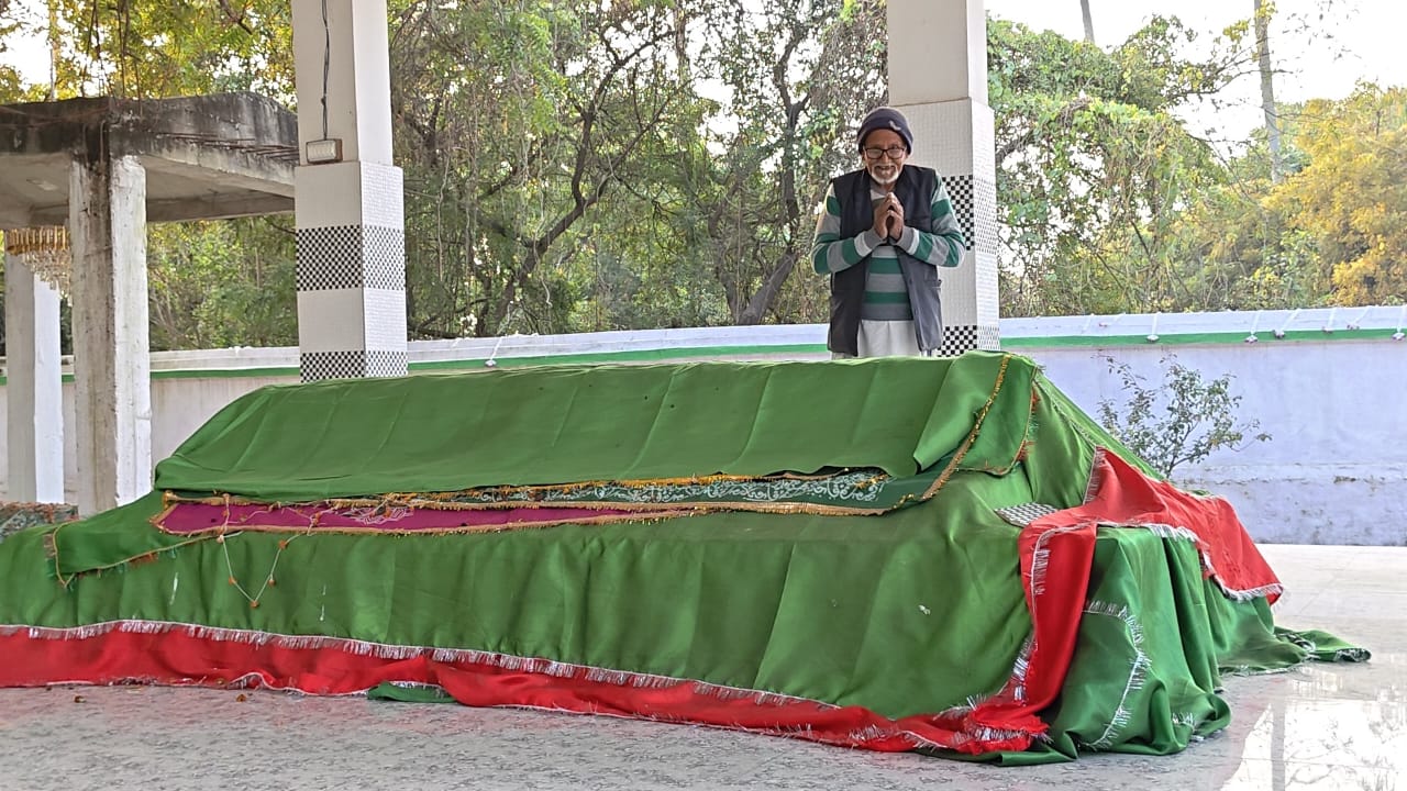 Apart from the songs, women wear vermillion, ploughs are driven into the wedding Madwa and turmeric is applied as a customary ritual during the weddings.