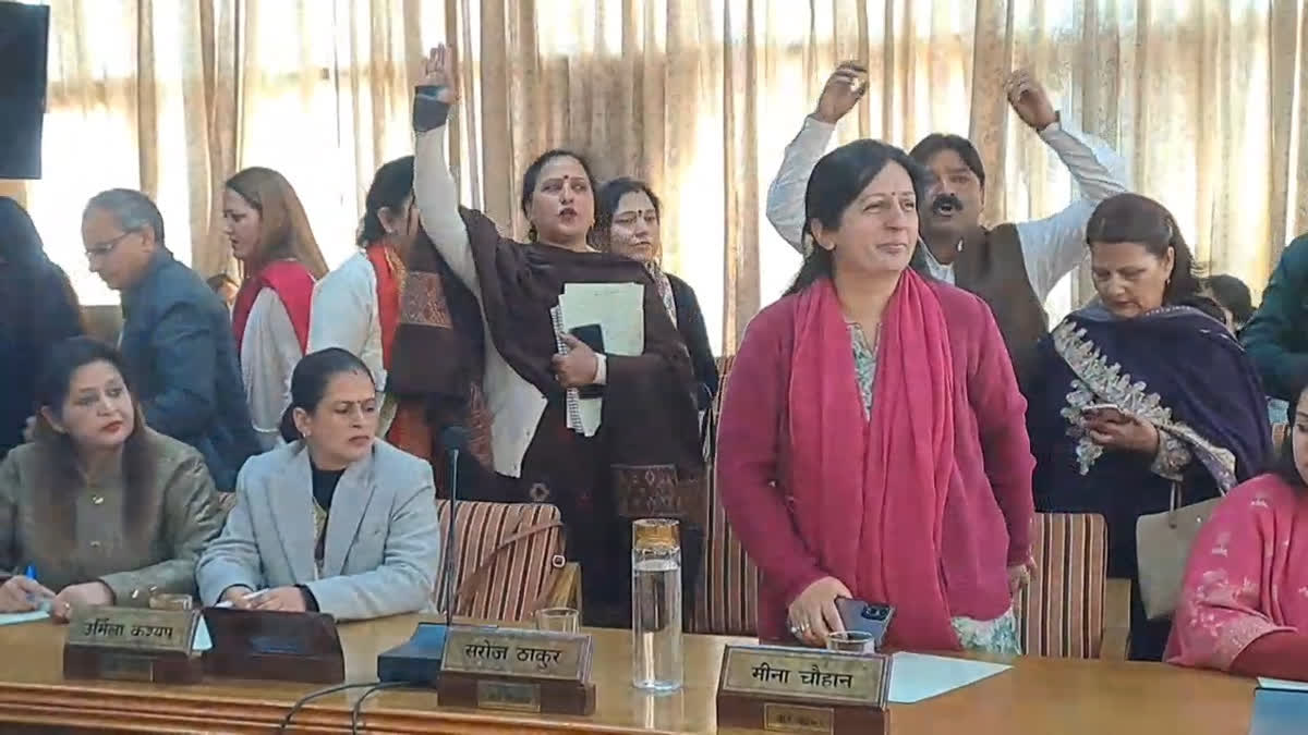 बीजेपी पार्षद नारेबाजी करते हुए