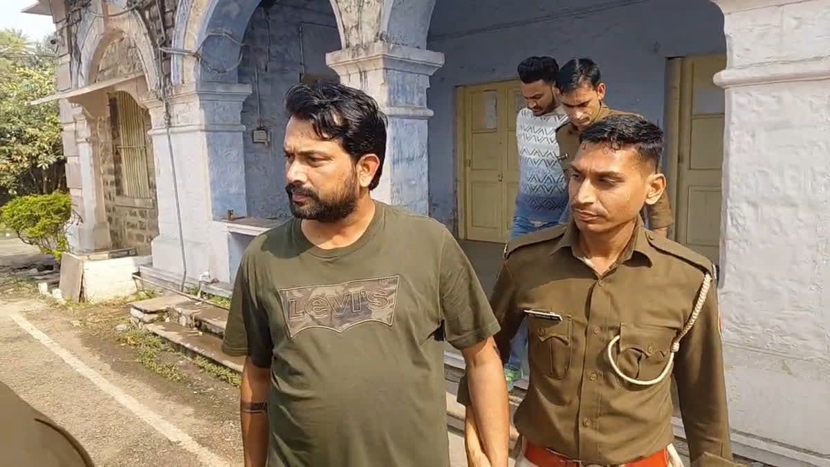 अवैध हथियार के मामले में कांग्रेस नेता गिरफ्तार, कोहिनूर 007 गैंग के 5 आरोपी भी पकड़े Police taking the accused away