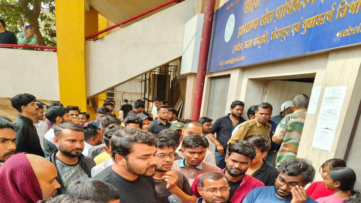 STUDENTS CREATE RUCKUS IN LIBRARY