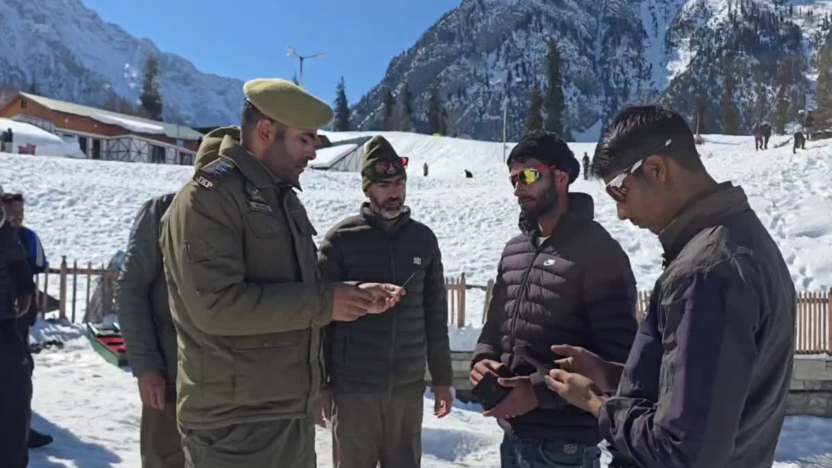 گاندربل پولیس نے سونمرگ میں غیر رجسٹرڈ سروس فراہم کرنے والوں کے خلاف خصوصی مہم شروع کی