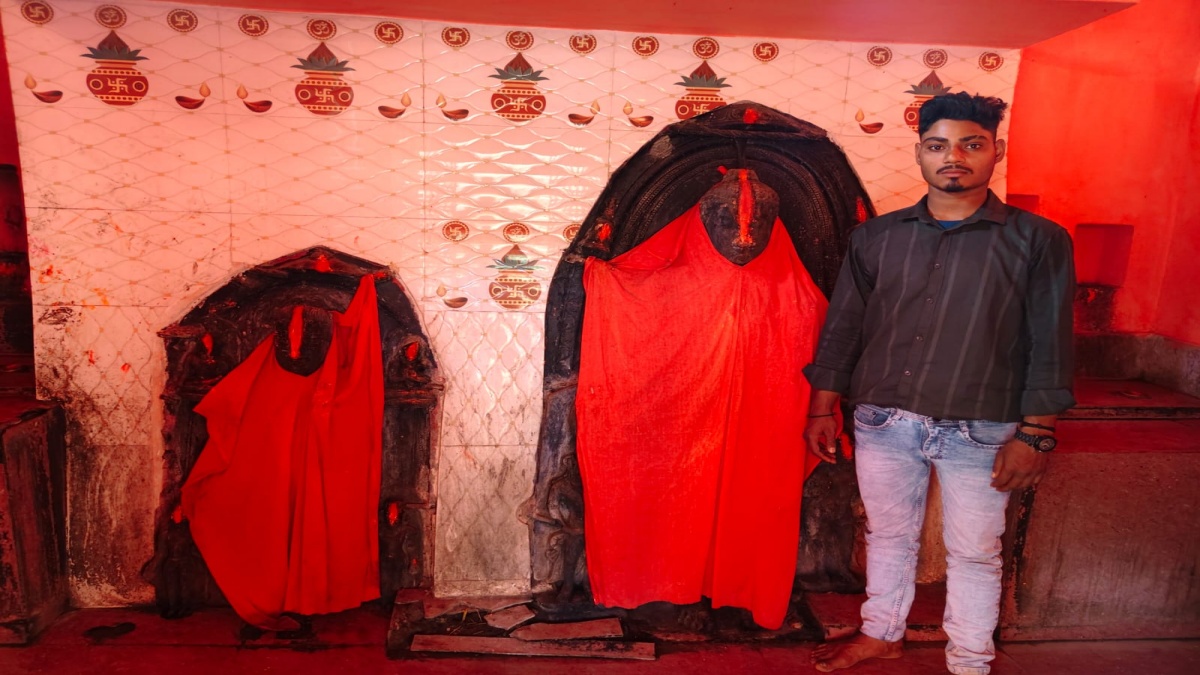 Lord Buddha is being worshiped in the form of a Goddess