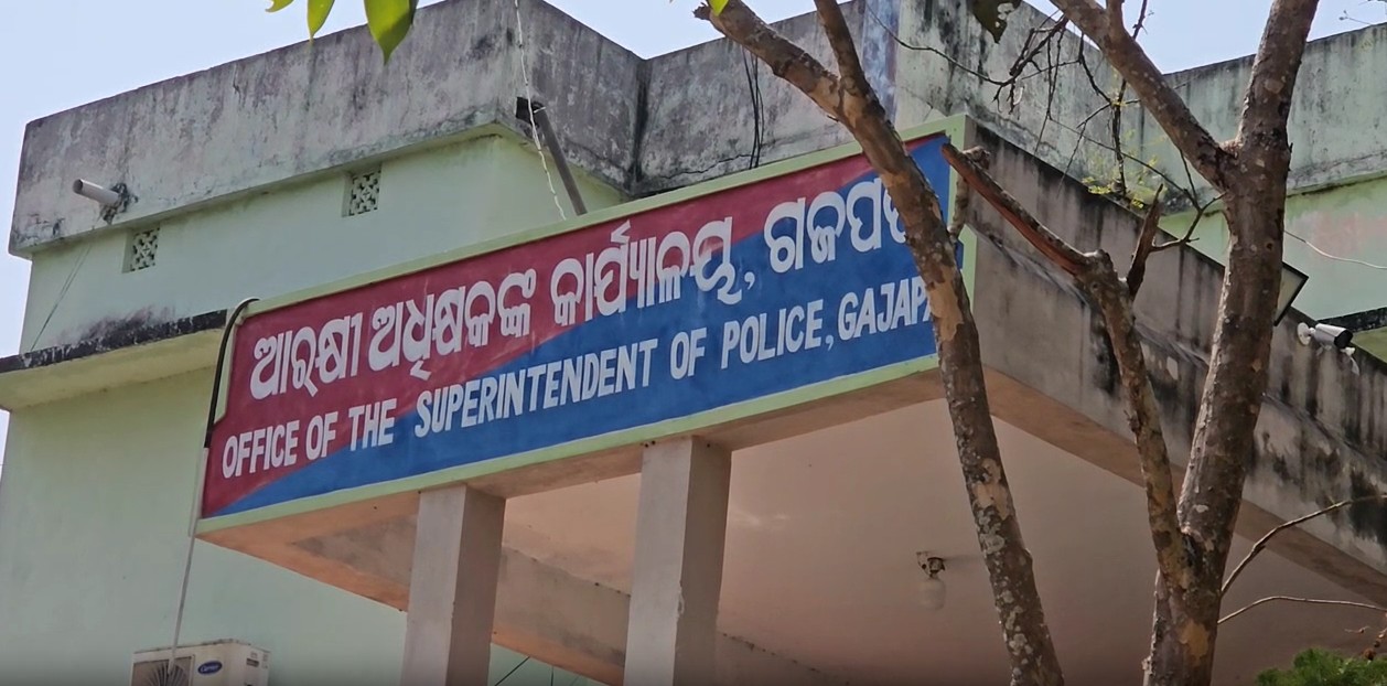 ଜିଲ୍ଲାରେ ପ୍ରାୟ 49ଟି ମ୍ୟୁଲ୍ ଆକାଉଣ୍ଟ ଠାବ କରାଯାଇଥିବା ବେଳେ 11 ଜଣ ଆକାଉଣ୍ଟଧାରୀଙ୍କୁ ପୋଲିସ ଡାକି ପଚରା ଉଚରା କରିଛି ।