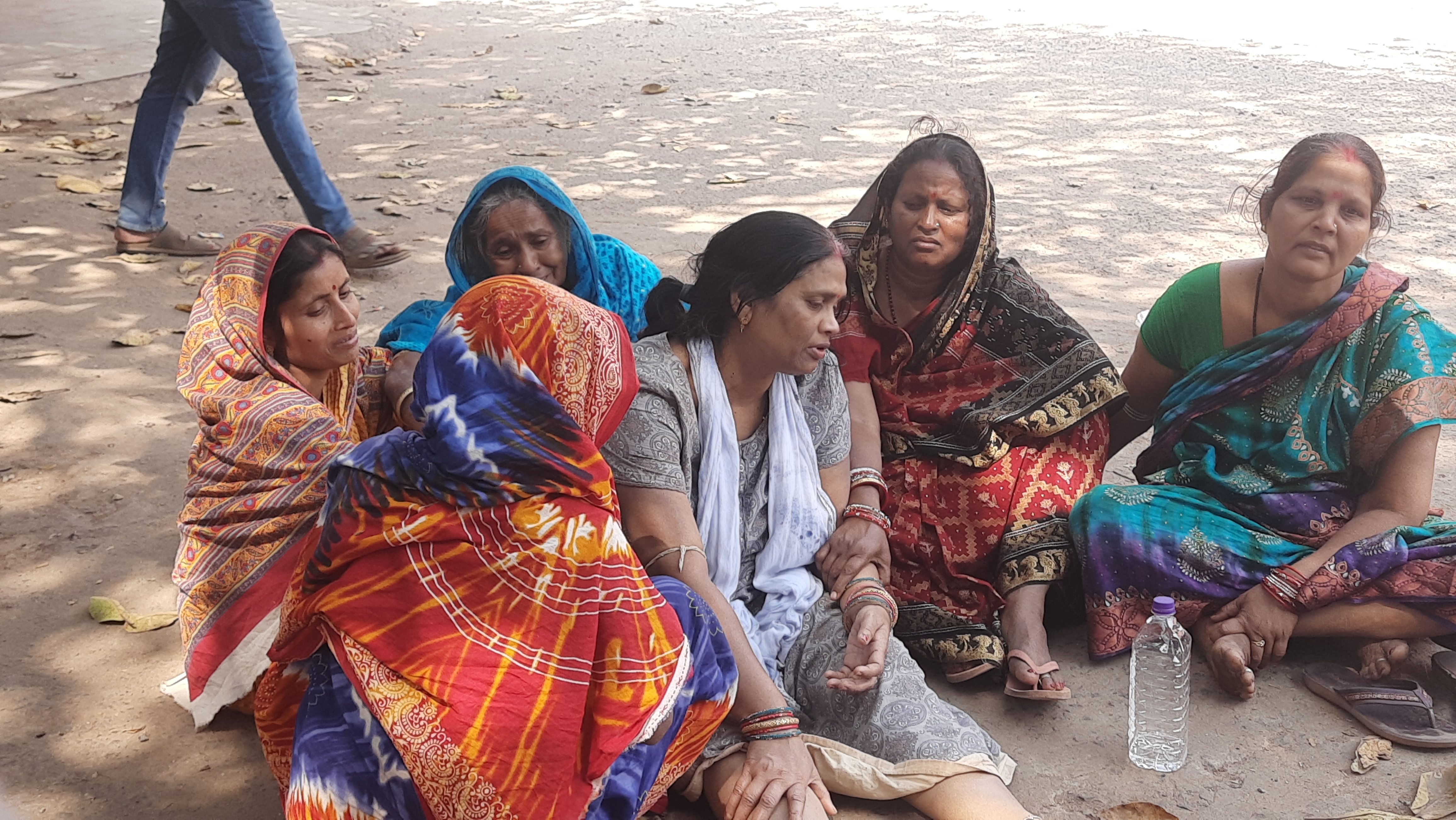 କ୍ୟାପିଟାଲ ହସ୍ପିଟାଲ ପରିସରରେ ମା' ଲଳିତା ଓ ସମ୍ପର୍କୀୟମାନେ