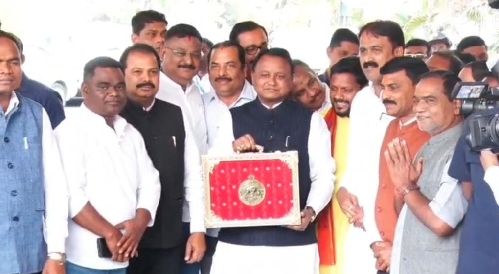 ବଜେଟ୍ ବାକ୍ସ ସହ ମୁଖ୍ୟମନ୍ତ୍ରୀ ମୋହନ ଚରଣ ମାଝୀ