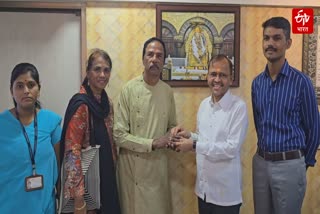 shirdi saibaba temple honest lady security guard return forgotten gold ring to malaysia devotee