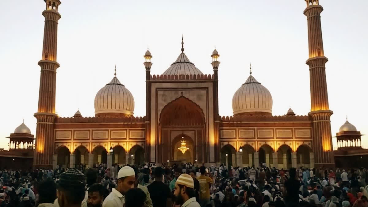 Eid-ul-Fitr date depends on crescent moon sighting, marking the start of Shawwal, with Islamic months lasting 29 or 30 days accordingly.