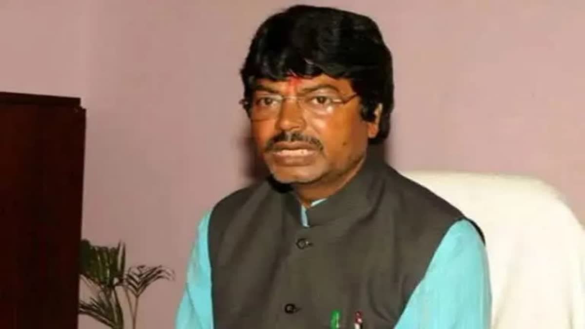 कांग्रेस ने पूर्व मंत्री योगेंद्र साव को पार्टी से किया निष्कासित ...