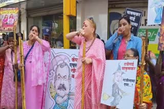 रुपाली चाकणकर यांच्याविरोधात गुलाबो गँगचं आंदोलन