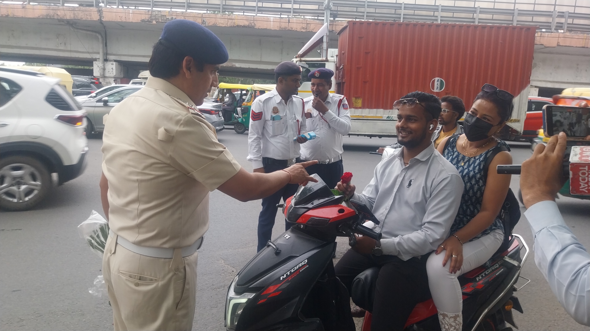 दिल्ली में ट्रैफिक पुलिस की गांधीगिरी