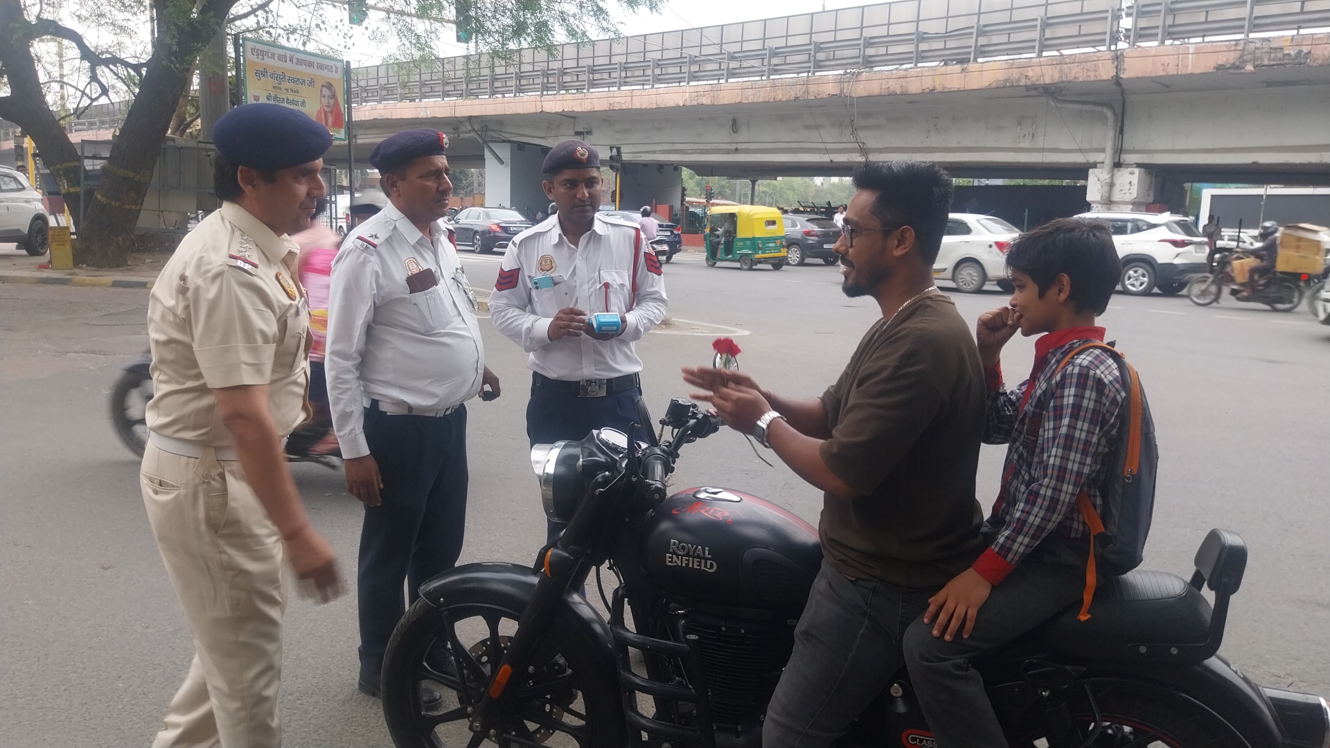 गुलाब देकर कह रहे अफसर 'हेलमेट पहनो मेरे भाई'