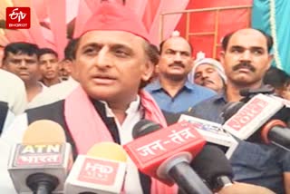 मैनपुरी में मीडिया से मुखातिब सपा मुखिया अखिलेश यादव.