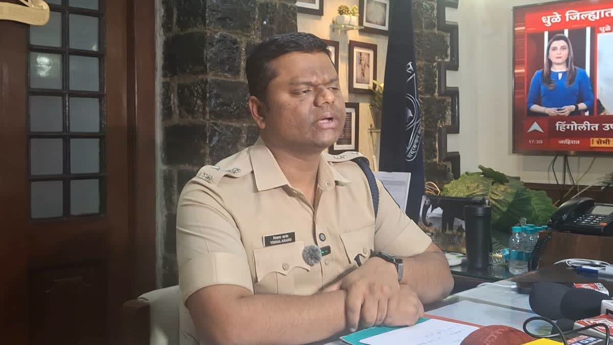 Amravati SP Vishal Anand speaks to the media.