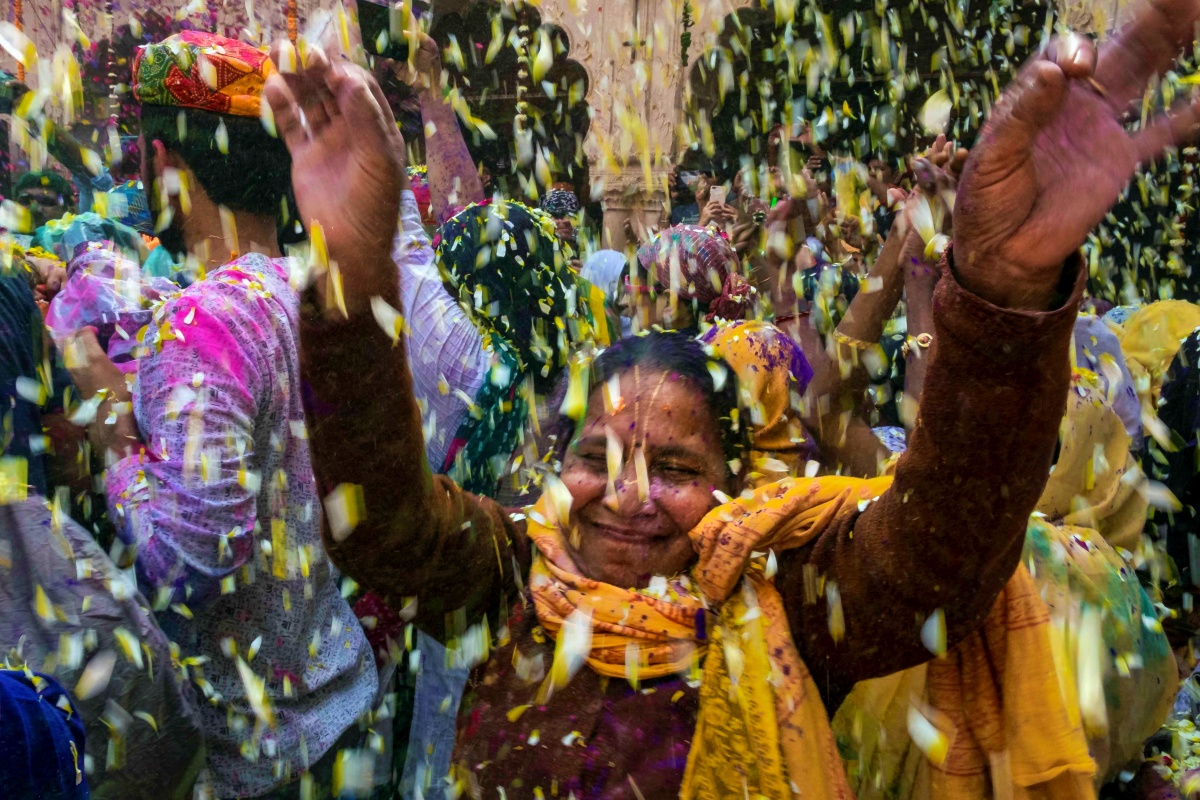 Widow holi