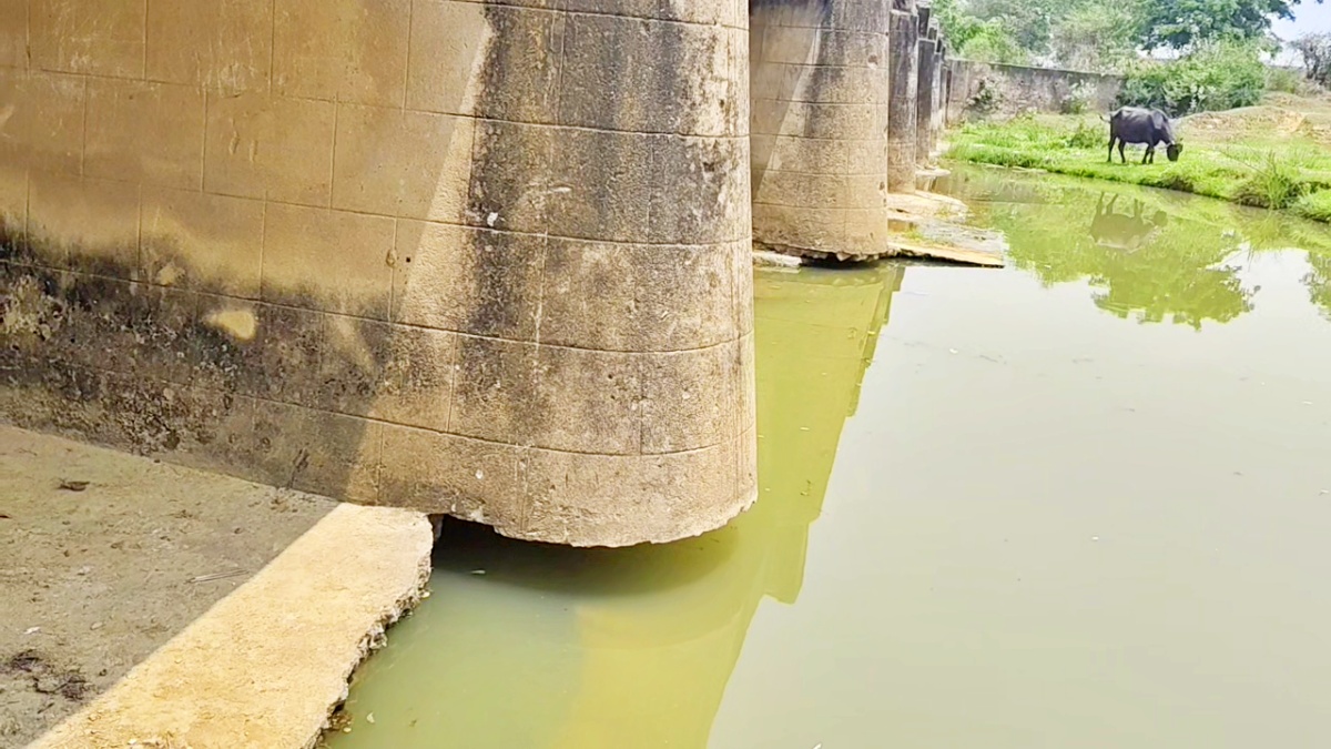 pillars hanging in air