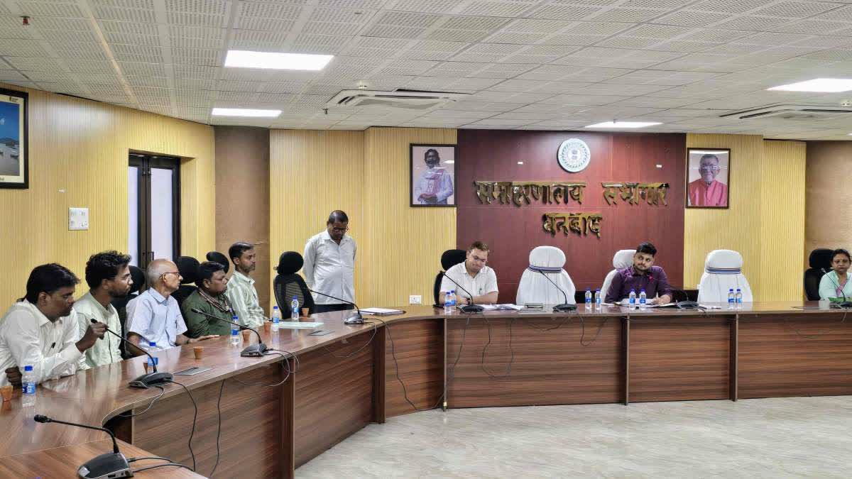 dhanbad-dc-review-meeting-with-teachers-on-poor-results-of-10th-board