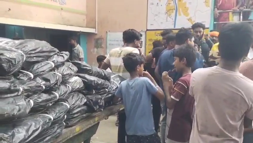 সরকারি ত্রিপল পাচারের চেষ্টা তৃণমূল নেতার ! হাতেনাতে ধরল গ্রামবাসীরা
